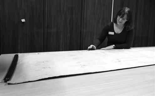 在英国纽卡斯尔的泰恩—威尔档案馆，档案管理员瑞秋·吉尔介绍致远舰设计图纸